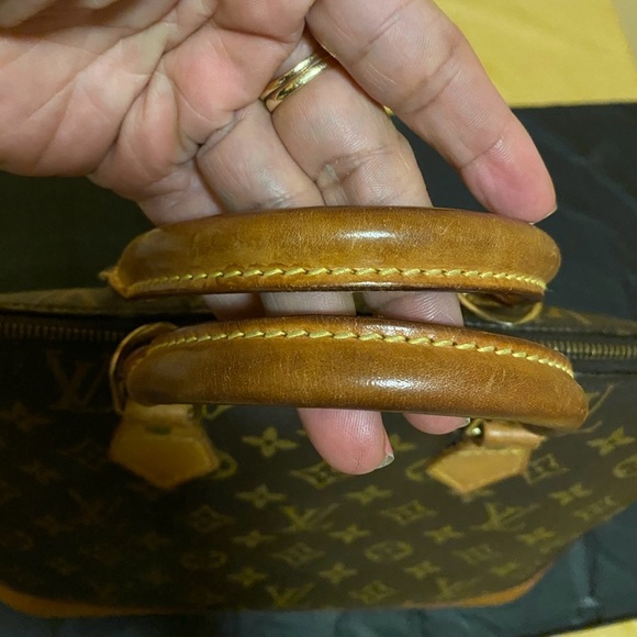 Authentic Louis Vuitton Monogram Alma
PM Bag in good condition all offers!!🥰 - Picture 3 of 16